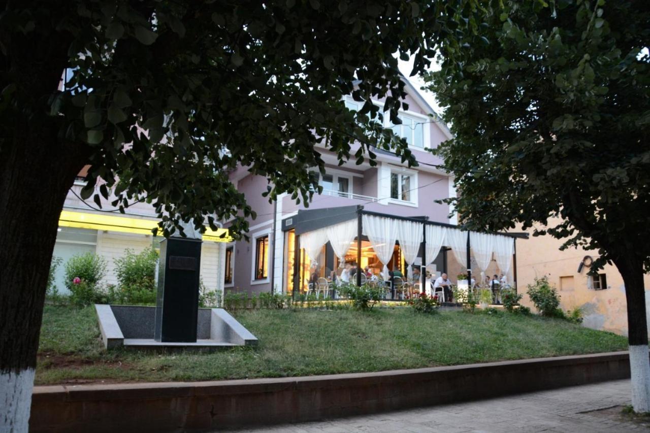 Royal Hotel Peshkopi Albania Exteriér fotografie